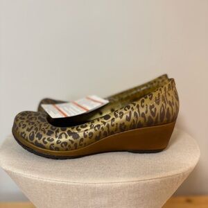 NWT CROCS Carlisa Leopard Print Women's Wedges (6M)